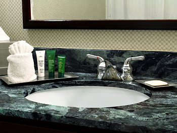 Столешница под раковину в ванной в виде цельного слэба
