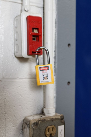 Блокиратор настенного выключателя