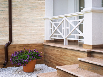 Комбинированный фасад дома с эффектом натурального камня