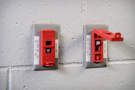 Блокиратор настенного выключателя